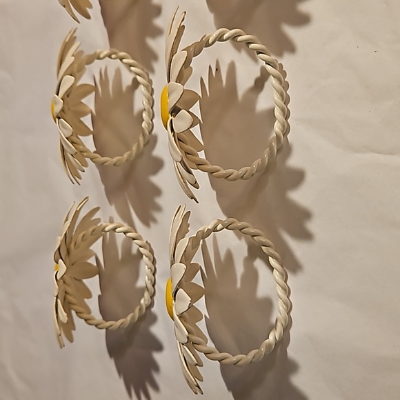 8 RARE Daisy painted all metal Napkin rings - Picture 6 of 7